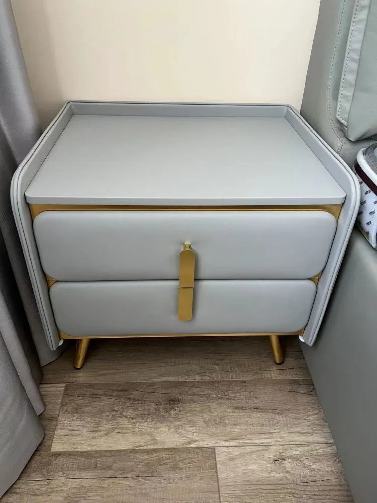 Прикроватная тумба из массива дерева с кожаной отделкой PLDE01