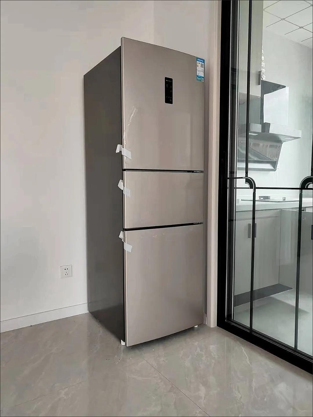 Hisense Refrigerator 239L 3 doors no frost BCD-239WYK1DPS